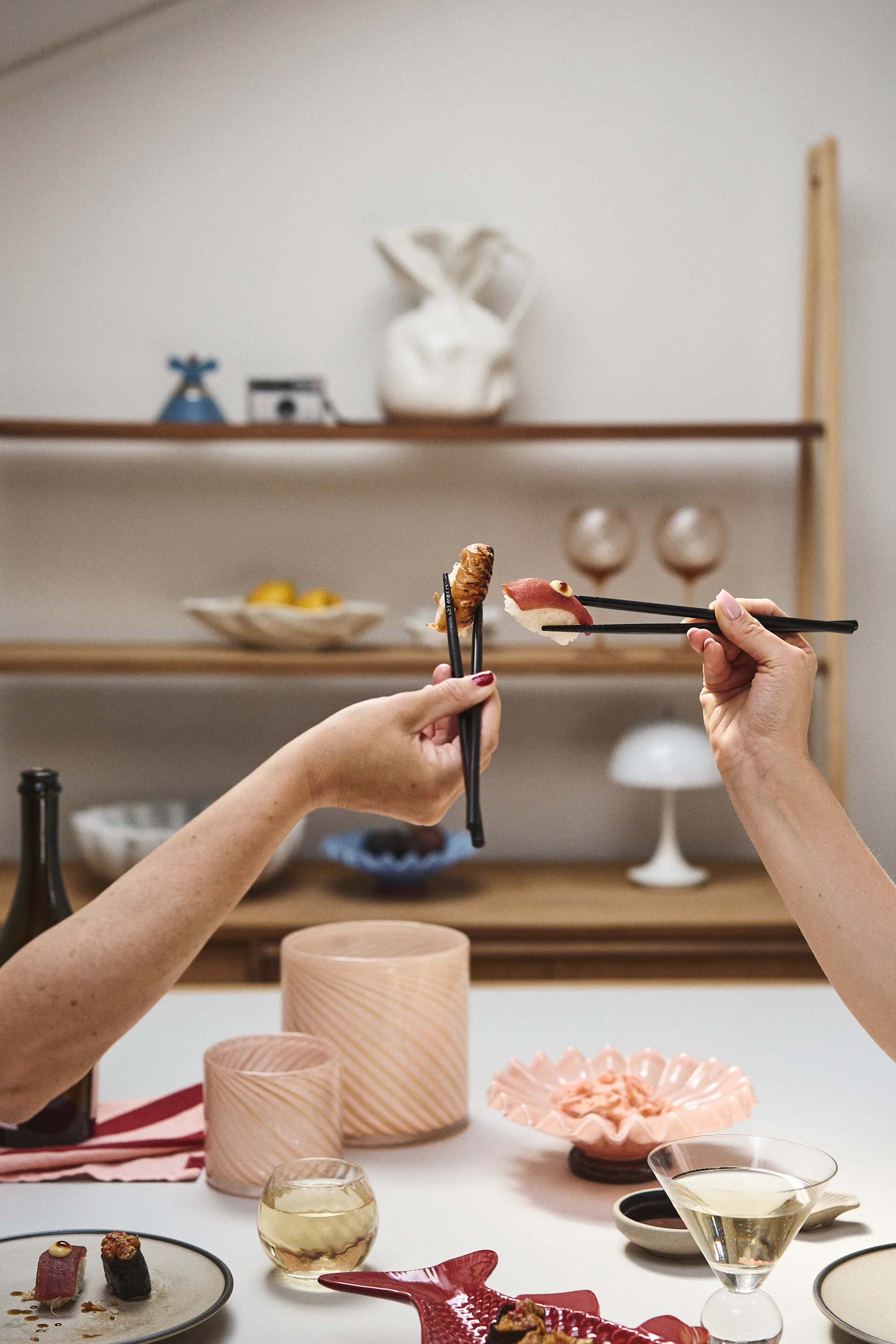 Fra Byon finner du alt du trenger for å dekke bordet til en deilig sushi-middag. Krydderglass i klart glass, det fiskformede Kai-fatet og koselige Calore-lykter i rosa skaper den rette stemningen.