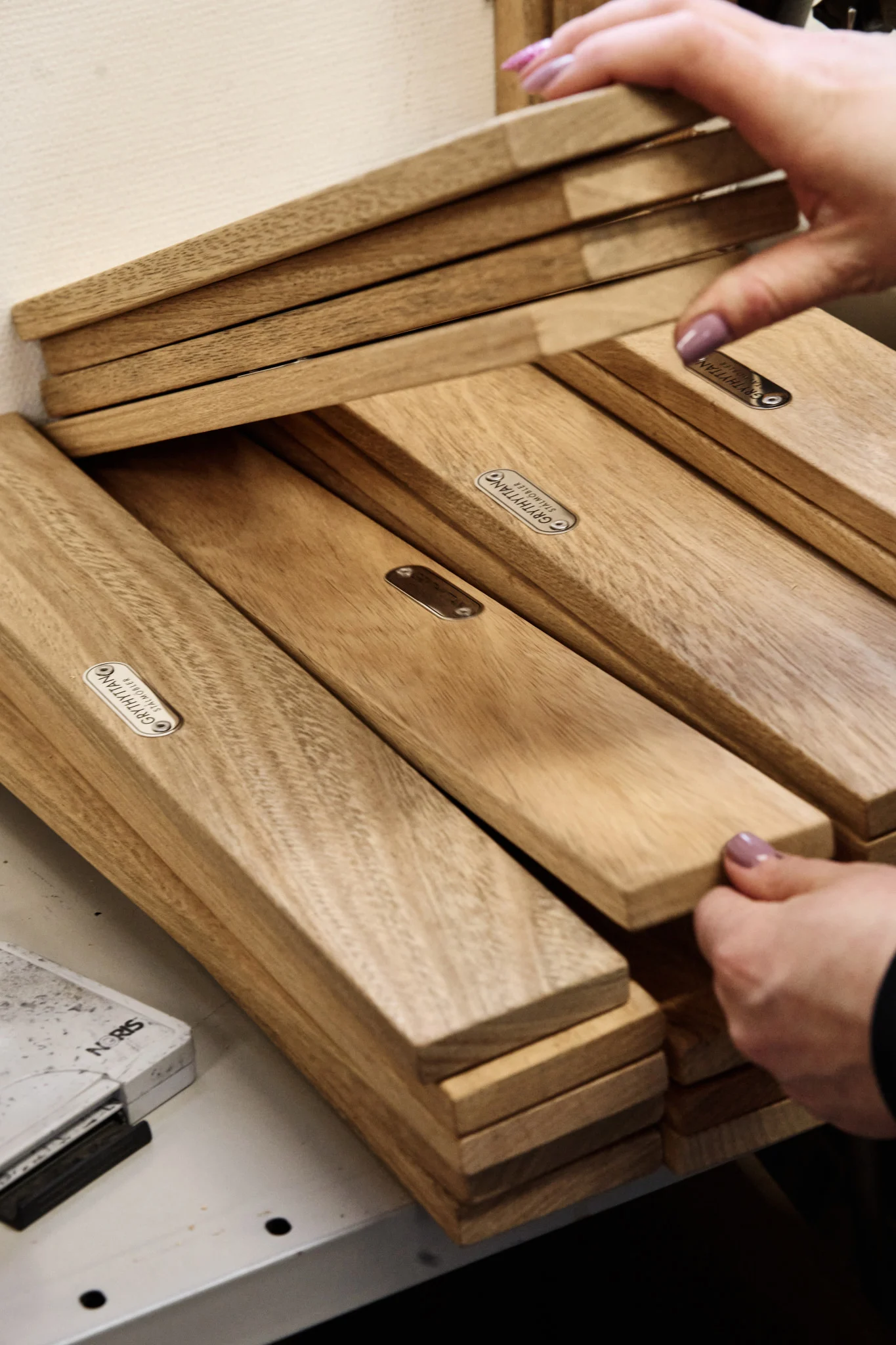 Bli kjent med Grythyttan Stålmöbler: Her blir hvert trestykke nøye undersøkt for å opprettholde riktig kvalitet og slik at det på beste måte kan matches med en annen bit.