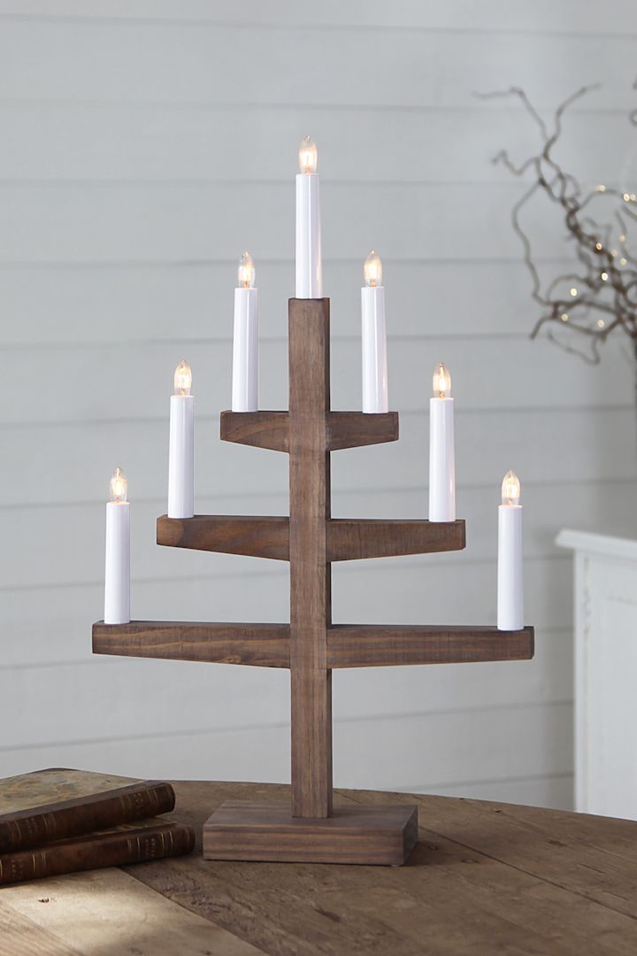 La deg inspirere av fine adventsstaker til jul - her ser du den stilige og enkle Trapp adventsstaken i brunbeiset tre fra Star Trading. 