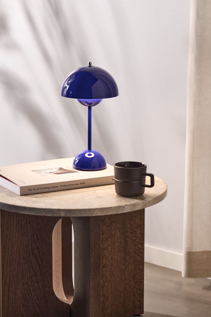 Her ser du den ikoniske bærbare bordlampen, VP9 i den nye koboltblå fargen for 2023.