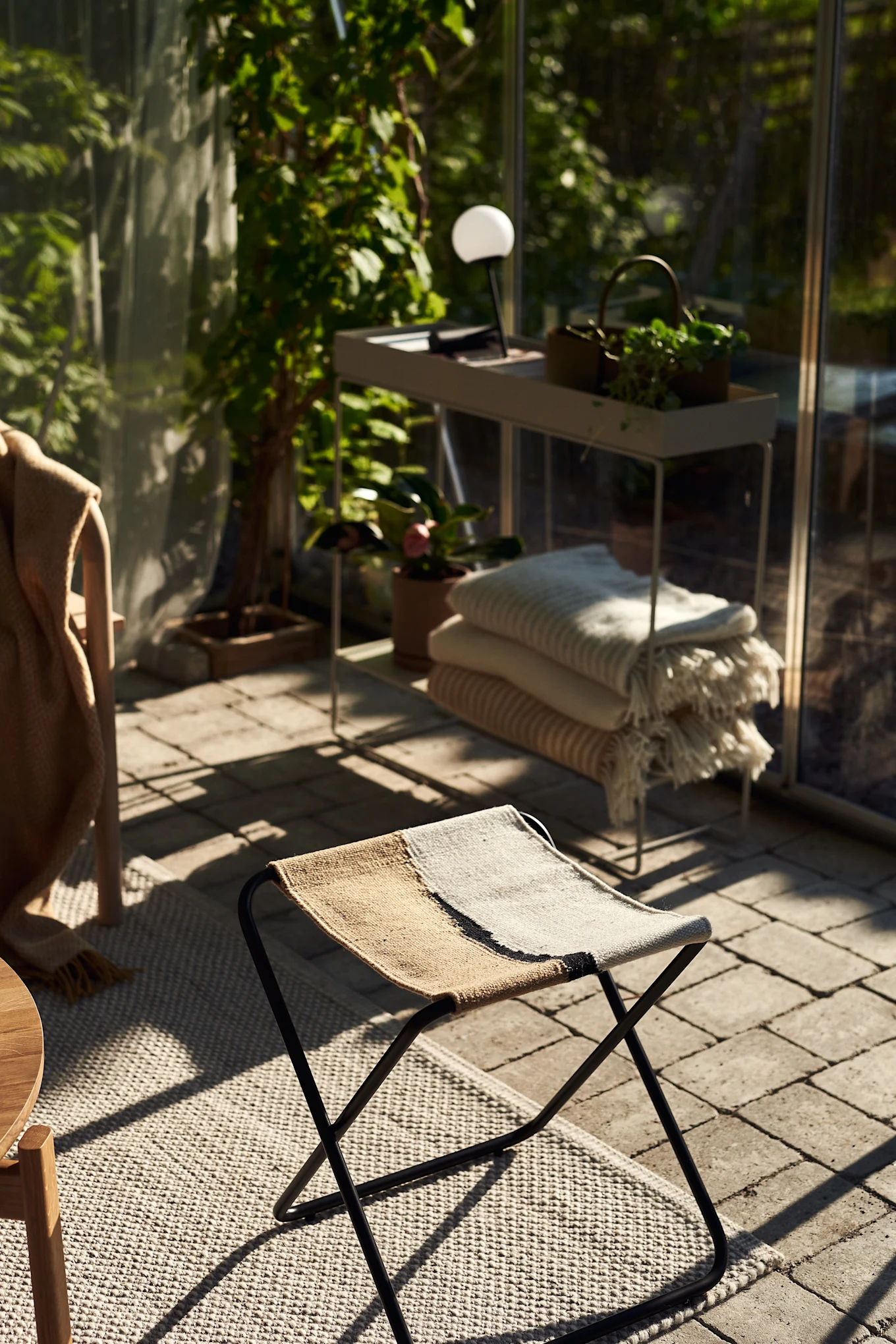 Tips til koselig uteplass - innred uteplassen din med flere sitteplasser. Sammenleggbare stoler er perfekte for deg med en liten uteplass eller en liten bod.