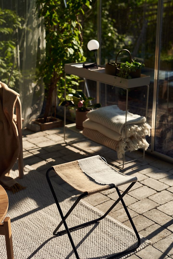 Tips til koselig uteplass - innred uteplassen din med flere sitteplasser. Sammenleggbare stoler er perfekte for deg med en liten uteplass eller en liten bod.