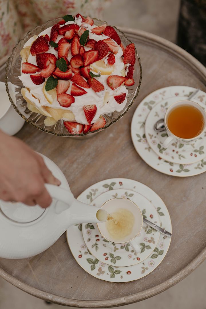 Sommerlig porselen som Wild Strawberry fra Wedgwood med vakre blomster på er perfekt til å innrede drivhus med. Foto: Johanna Berglund, @snickargladjen