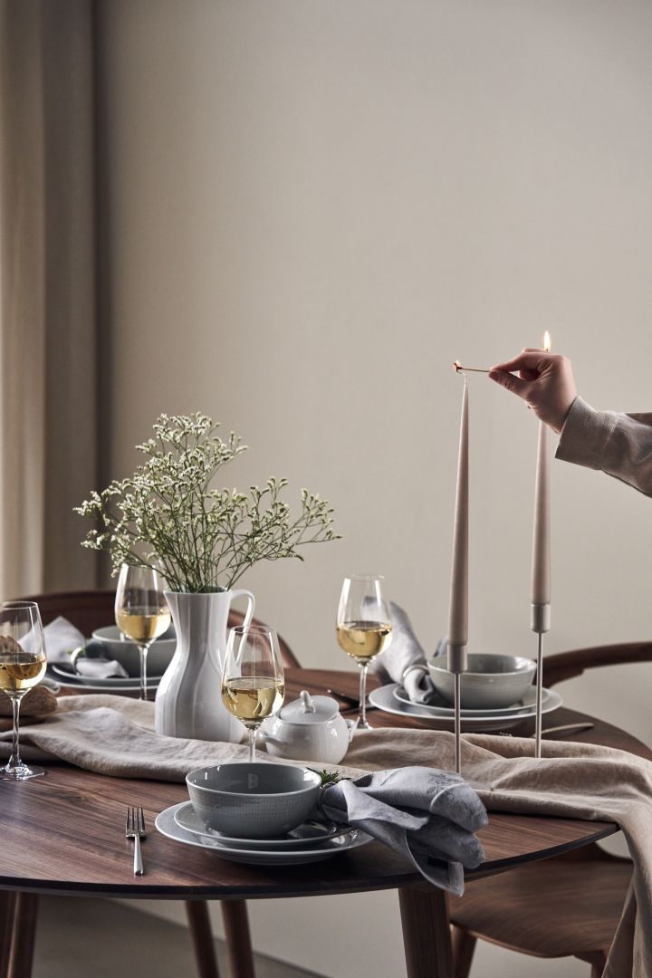 Skap vakre borddekkinger med stilig servise og kanne med blomster i fra Rörstrand.