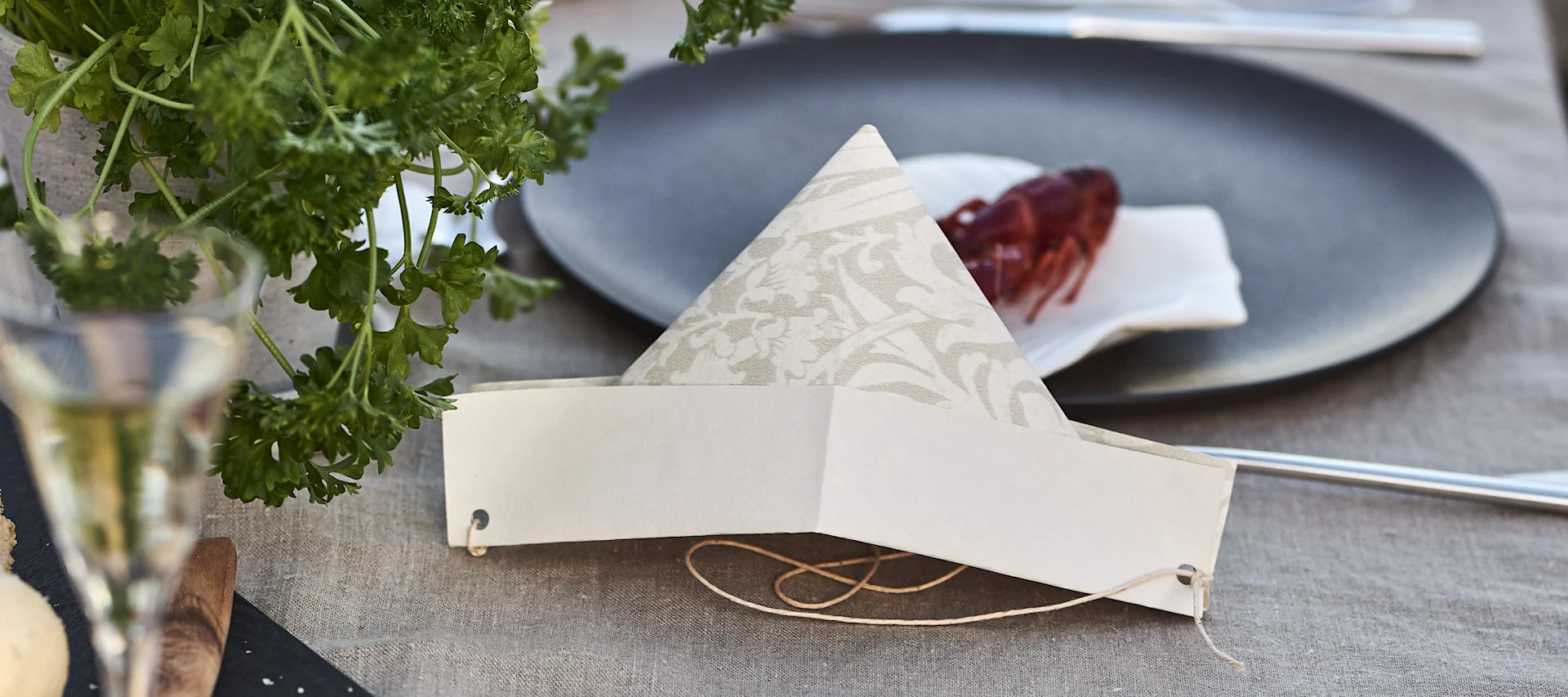 Hjemmelaget DIY krepsehatt av gammel tapet til krepselaget.