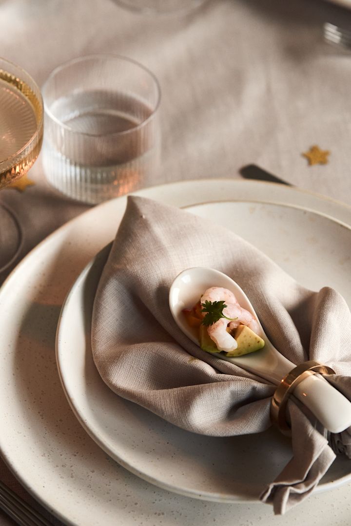 Lag en treretters middag til årets nyttårsbord 2023. Her ser du en enkel rekesalat servert på skje fra Villeroy & Boch. 