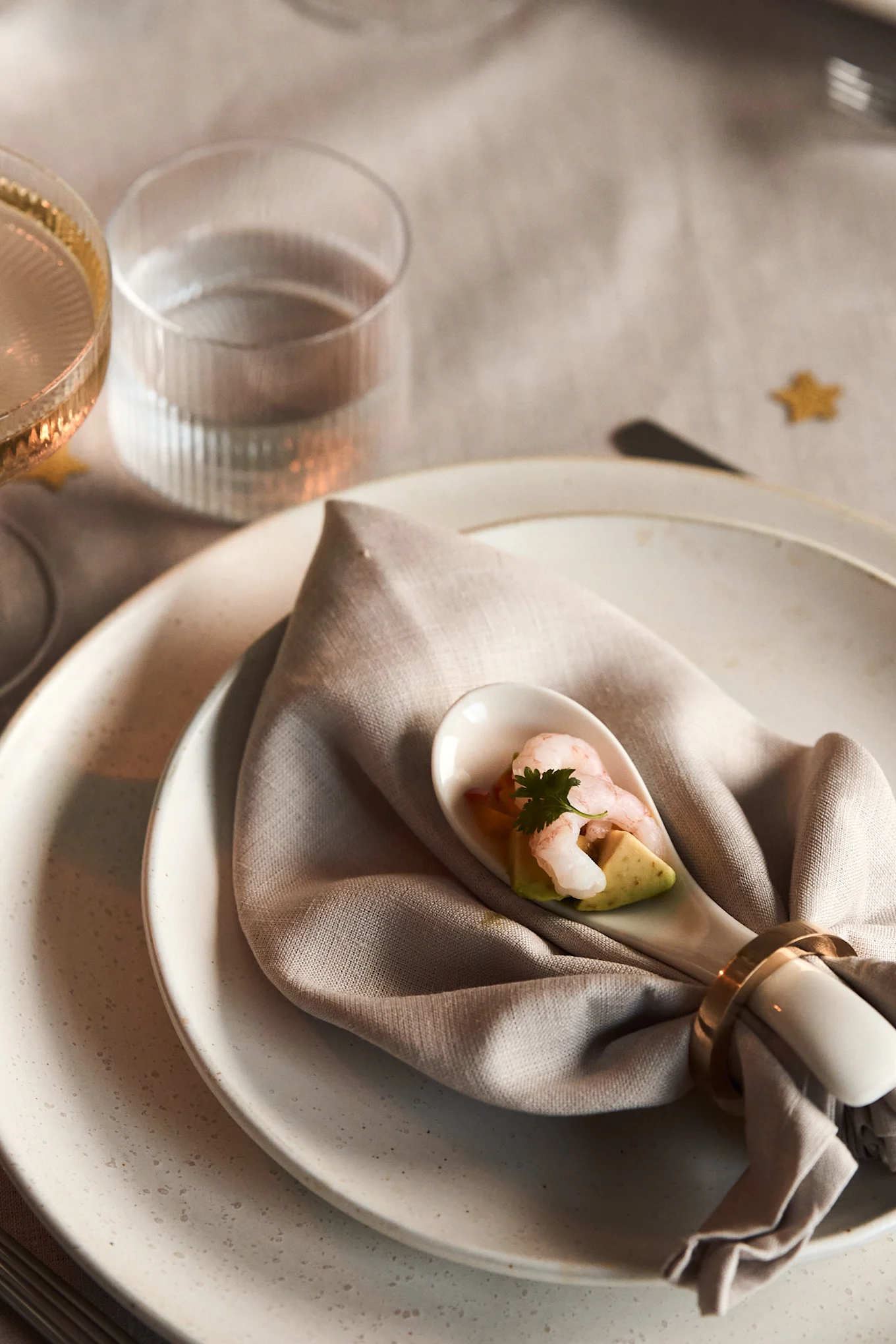 Lag en treretters middag til årets nyttårsbord 2023. Her ser du en enkel rekesalat servert på skje fra Villeroy & Boch.