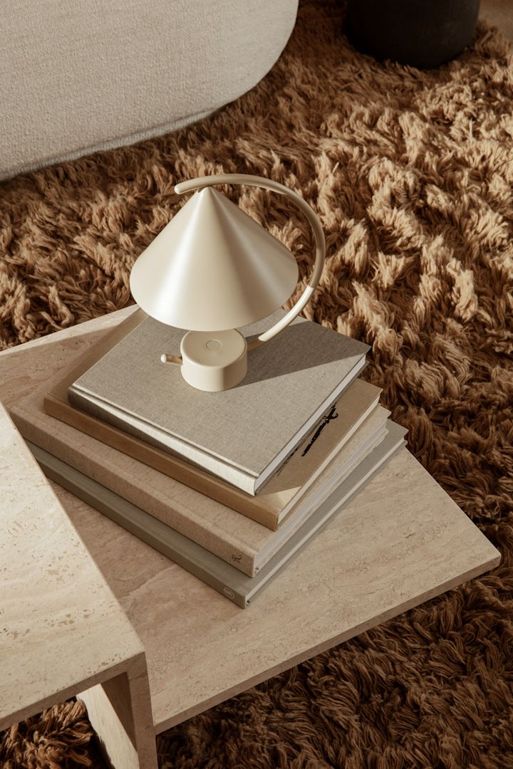 Ferm Living bærbar Meridian-lampe i beige på Distinct marmorbord - to av våre 7 beige interiørfavoritter.