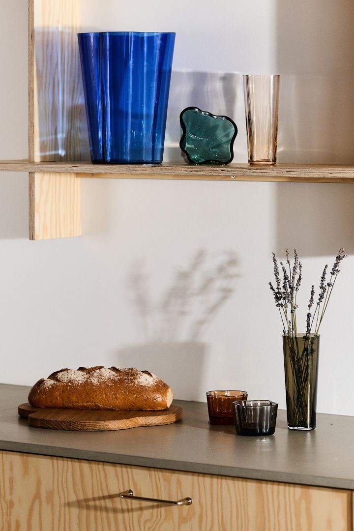 Her ser du vaser, lysestaker og et trebrett i Alvar Aalto-kolleksjonen fra Iittala.