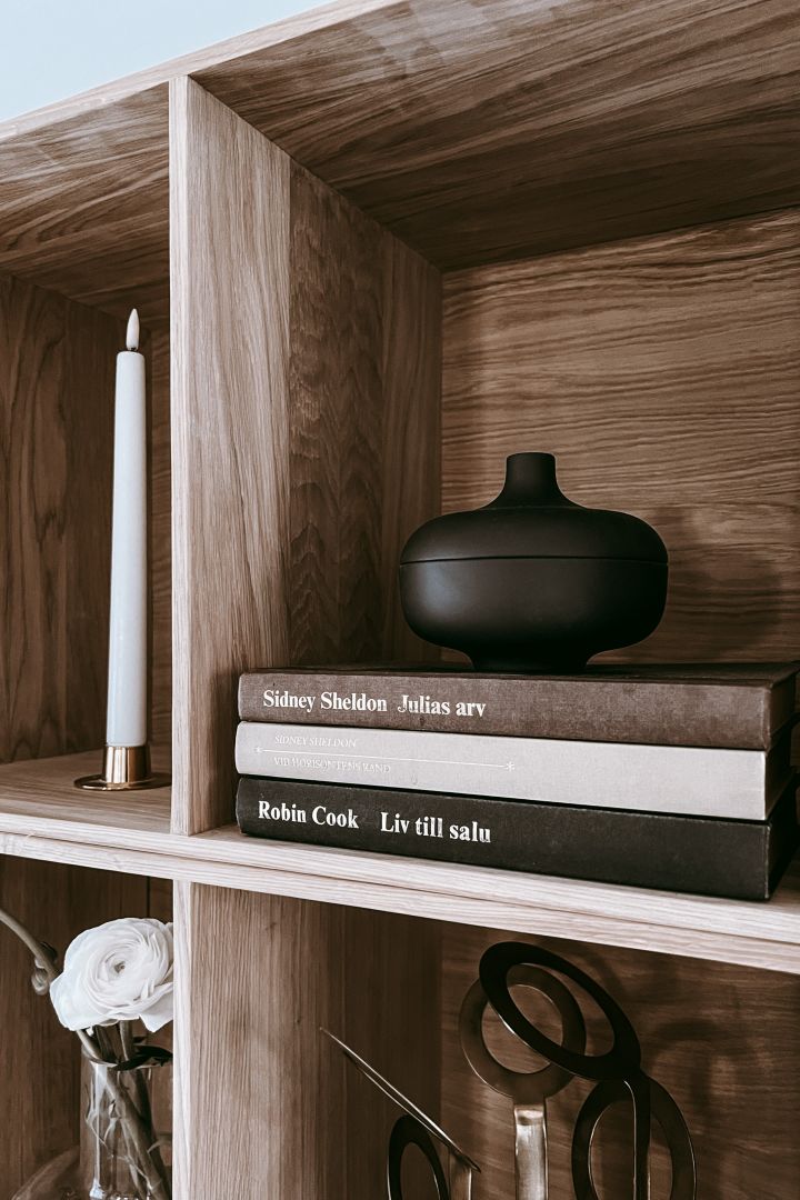 Innrede bokhylle - inspirasjon hjemme hos Anela Tahirovic @arkihem hvor en fin skål fra Design House Stockholm er perfekt å style bokhylla med.