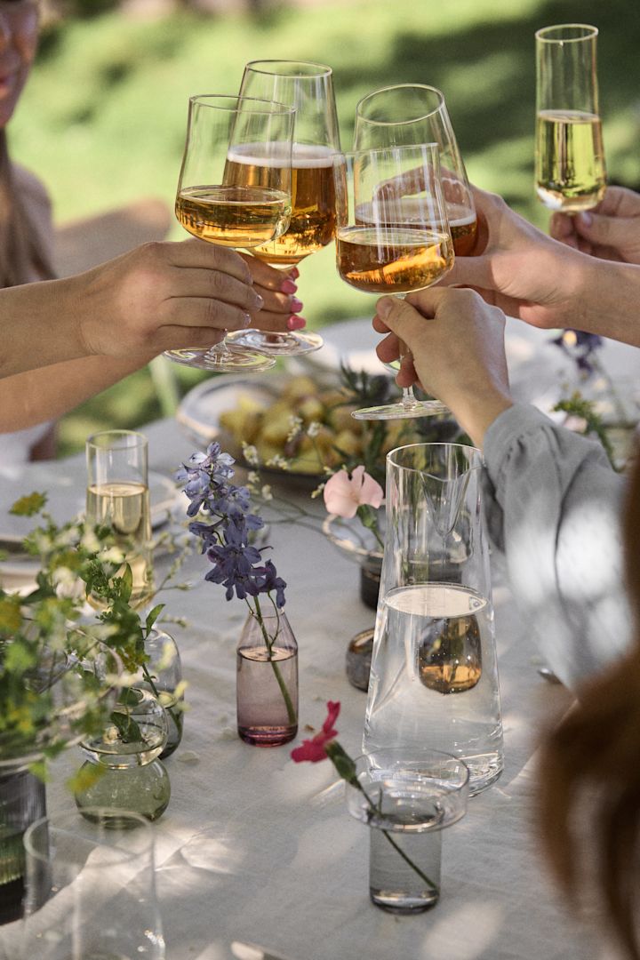 Midtsommer med Orrefors - her skåles det med glass fra Orrefors.