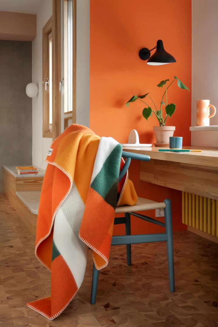 Orange gjør comeback blant årets fargetrender i 2024 og kan bli presentert i innredningen din ved hjelp av et herlig retroinspirert pledd som dette Mikkel-teppet fra Røros.