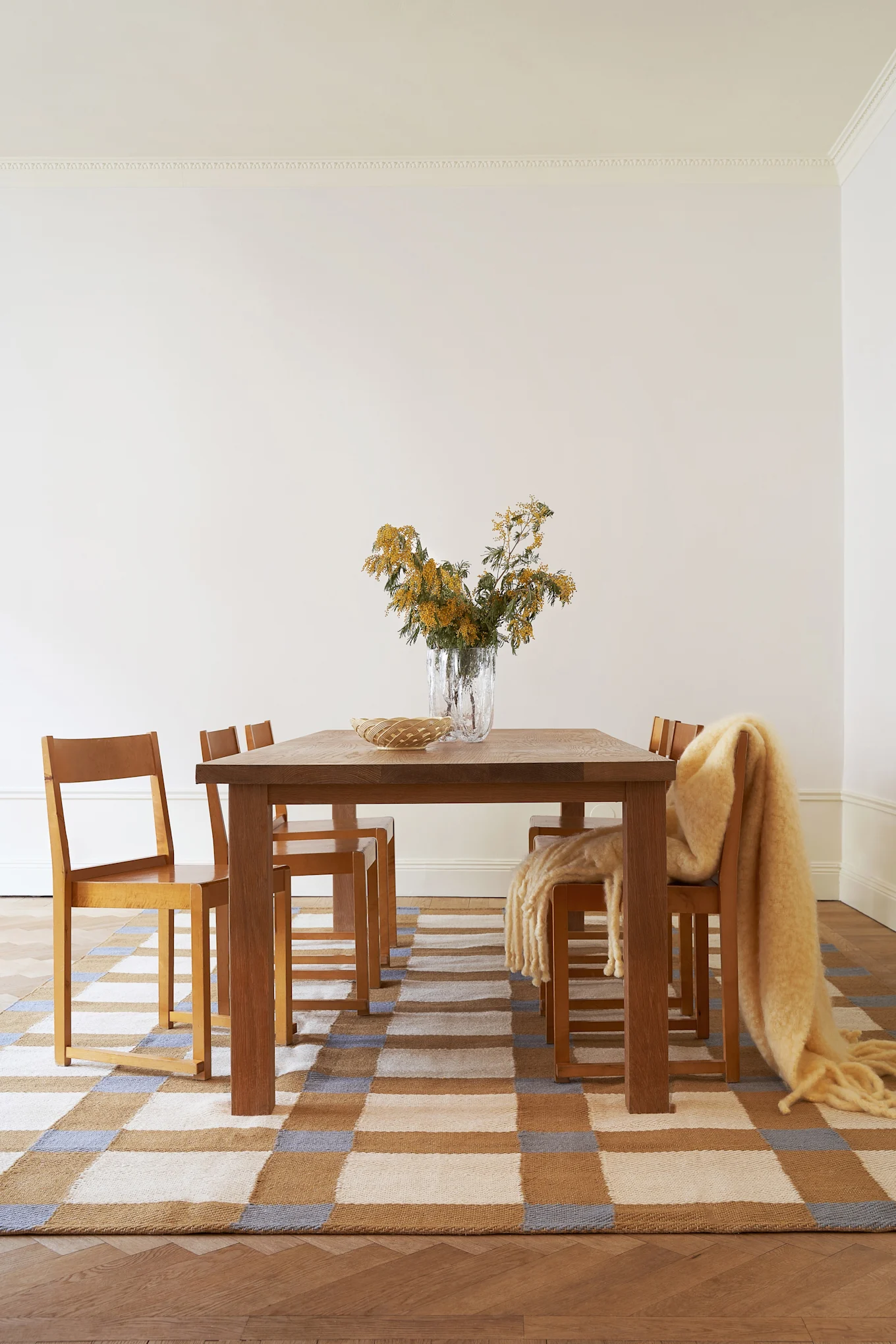 Kirsebærrødt er en av de store for interiørfarger 2025 og fargetrender 2025. Her ser du Matin-lampen plassert på en rød stol, mot en bakgrunn i samme nyanse.