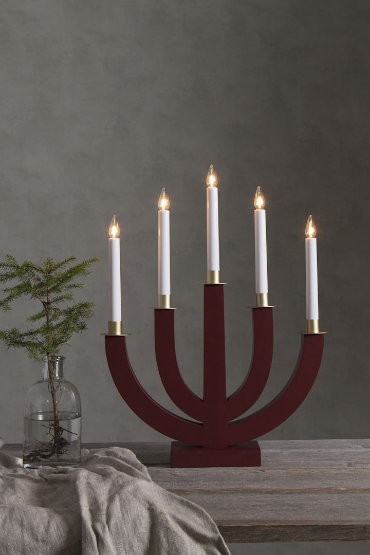 La deg inspirere av fine adventsstaker til jul - her ser du stilige og fargerike Eli adventsstake i rødt fra Star Trading. 