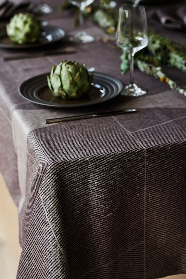 Skap vakre borddekkinger med det stilrene Scandi Living-bestikket og det elegante Lines-serviset fra NJRD sammen med Geometric linduk i brunt fra NJRD.