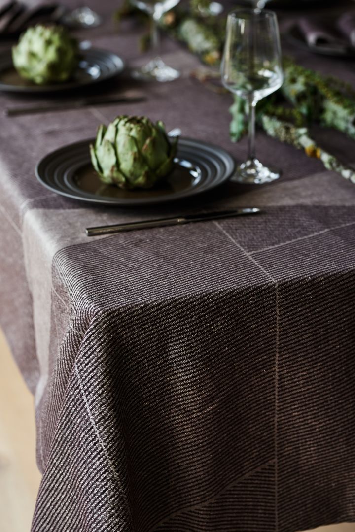 Skap vakre borddekkinger med det stilrene Scandi Living-bestikket og det elegante Lines-serviset fra NJRD sammen med Geometric linduk i brunt fra NJRD.