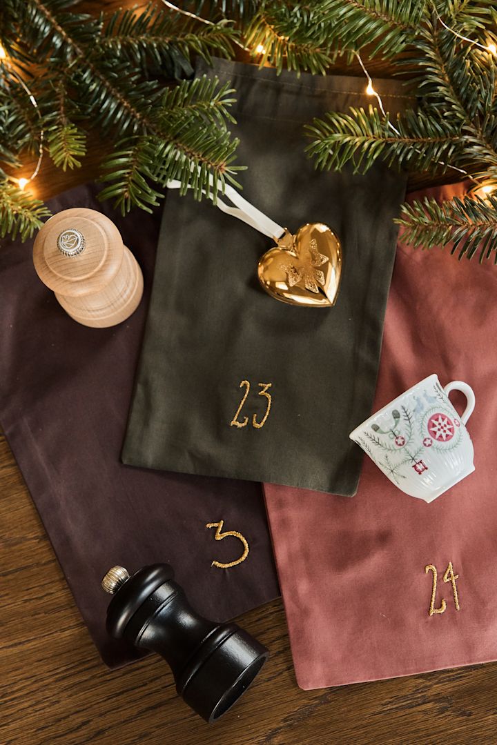 Bruk Christmas countdown julekalender fra ferm LIVING til å lage din egen DIY julekalender. Legg til mini krydderkverner, juleanheng eller lite krus. 