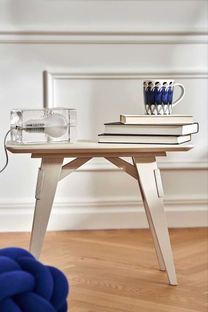 Bord i hvit eik fra Design House Stockholm, der lampen Block og Elsa Beskow-kruset Farbror Blå står.