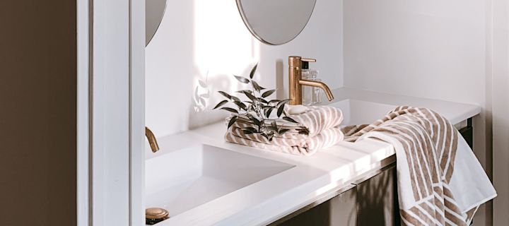 Innred badet ditt for avslappende øyeblikk med Stripes beige håndklær fra NJRD for å skape hjemmespa-følelsen. @arkihem