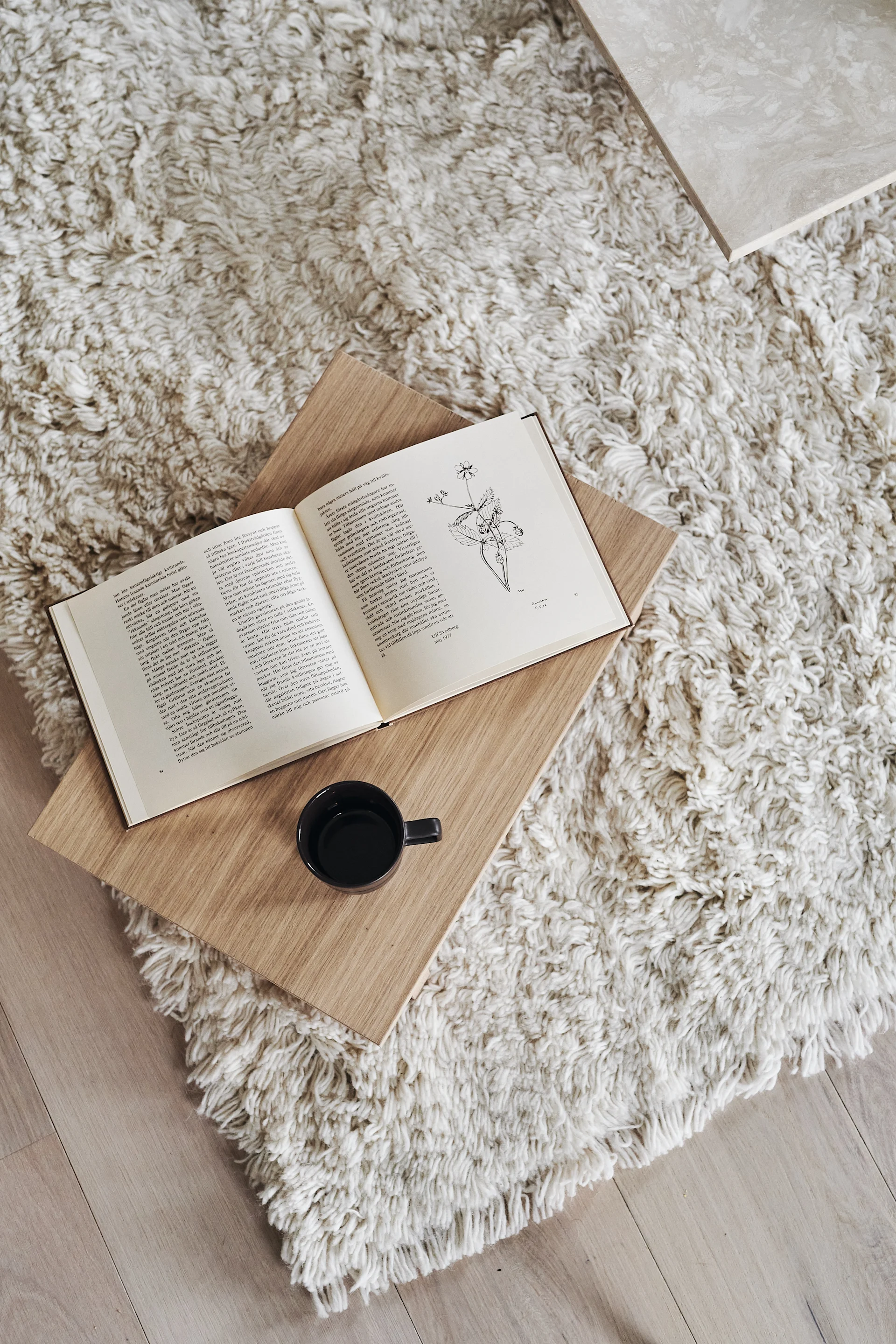 Skap hotellfølelse på soverommet ved hjelp av et mykt ullteppe, som dette hvite med lang lugg fra Scandi Living.