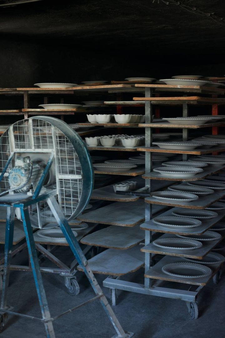 Mateus keramikk tilbringer ett døgn i "Green House" for å tørke, som er steg 4 i produksjonsprosessen.
