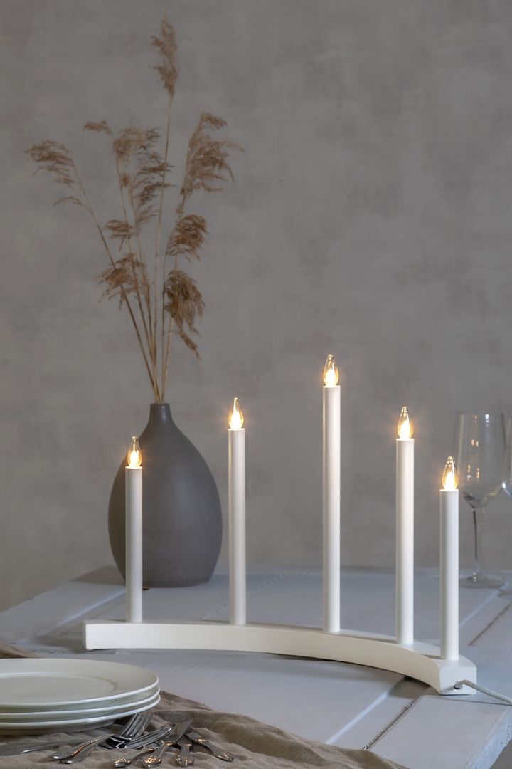 La deg inspirere av fine adventsstaker til jul - her ser du den stilige og enkle Accent adventsstaken i hvitt fra Star Trading. 