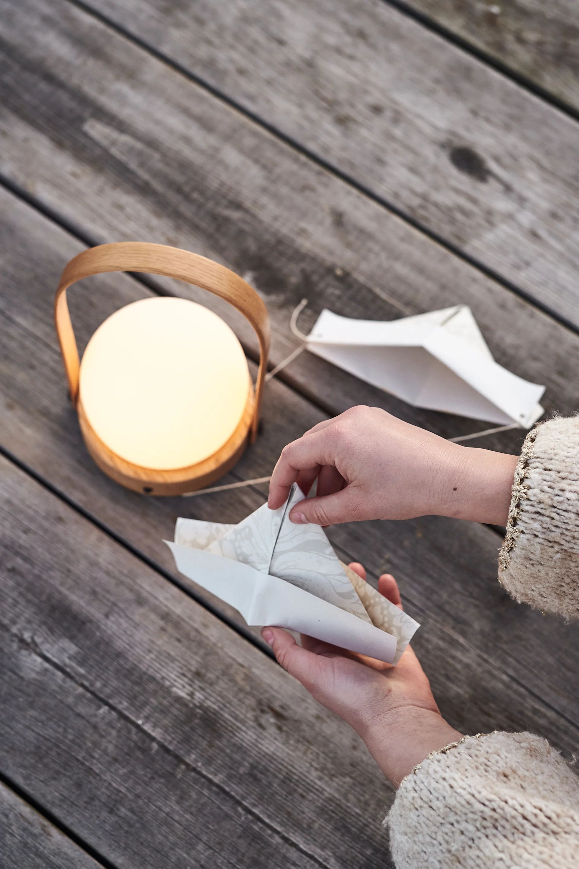 Steg 8 for å lage en DIY krepsehatt av gammel tapet til krepselaget.