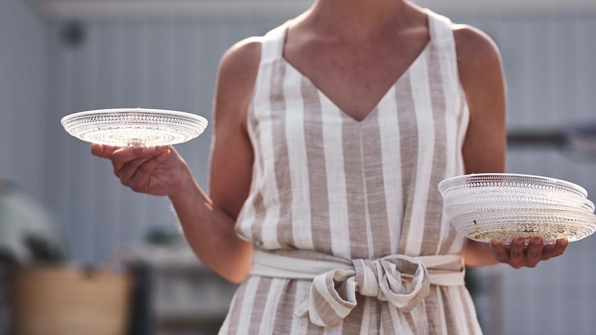 På hagefesten får gjestene hjelp til å dekke bordet med de søte Kastehelmi-tallene fra Iittala.