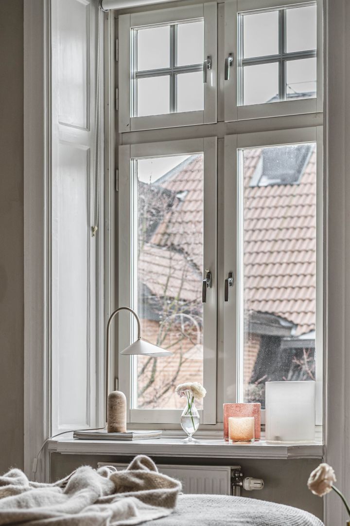 Pynt i vinduskarmen - inspirasjon hjemme hos @hannesmauritzson der Arum bordlampe fra ferm LIVING og Calore lyslykter fra Byon skaper vakre stilleben.