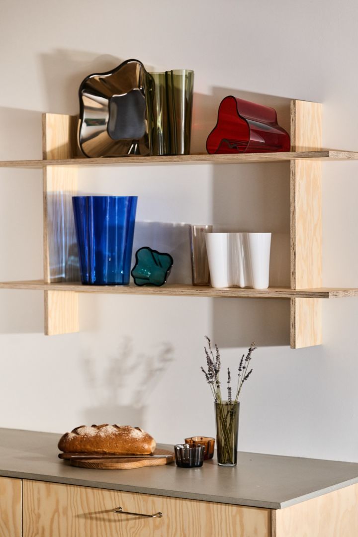 Her ser du Alvar Aalto-kolleksjonen i et moderne kjøkken laget av kryssfiner.