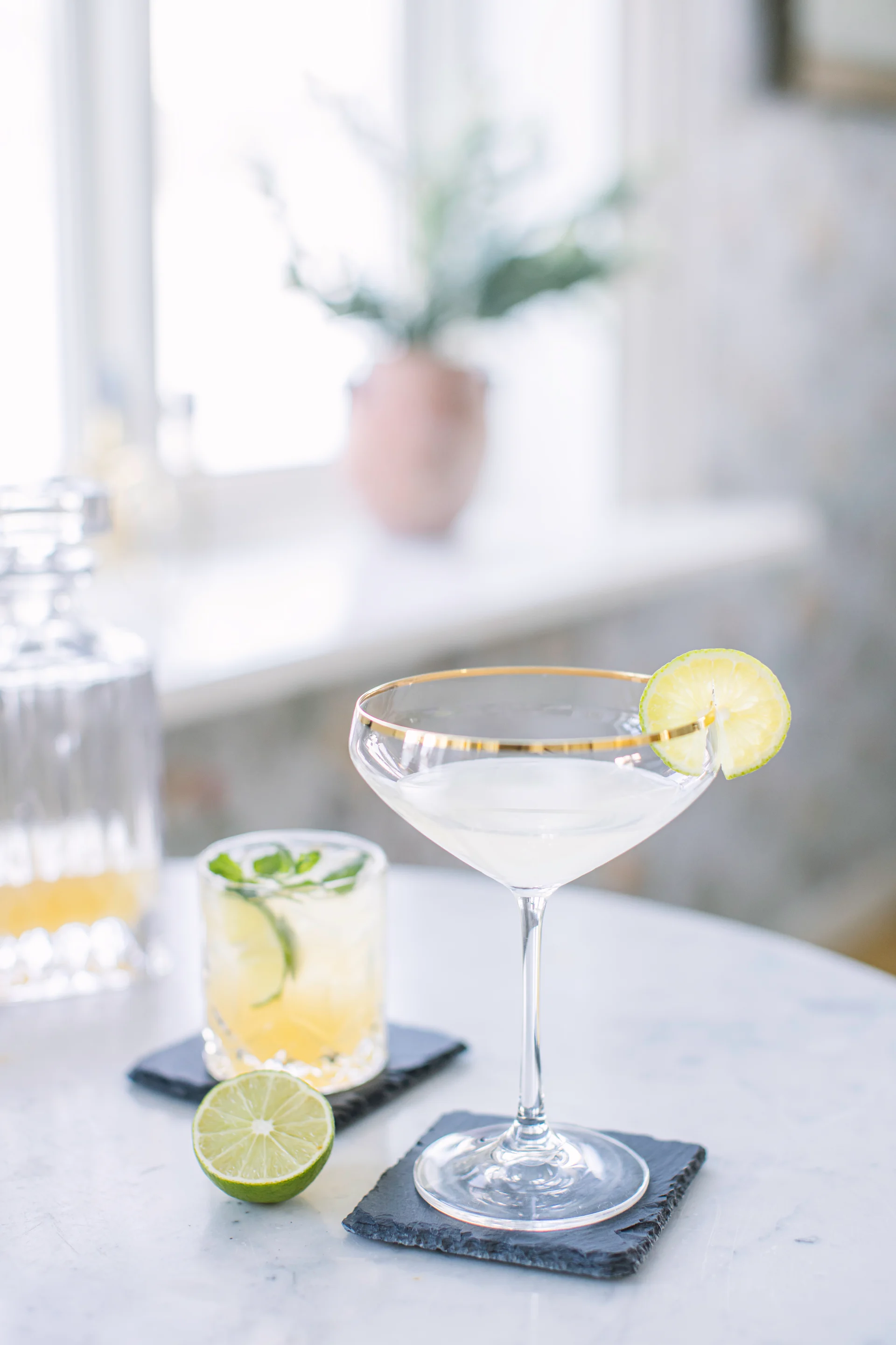 Server mocktailen Virgin Daiquiri i et bredt cocktailglass, gjerne på en skiferbrikke fra Dorre.