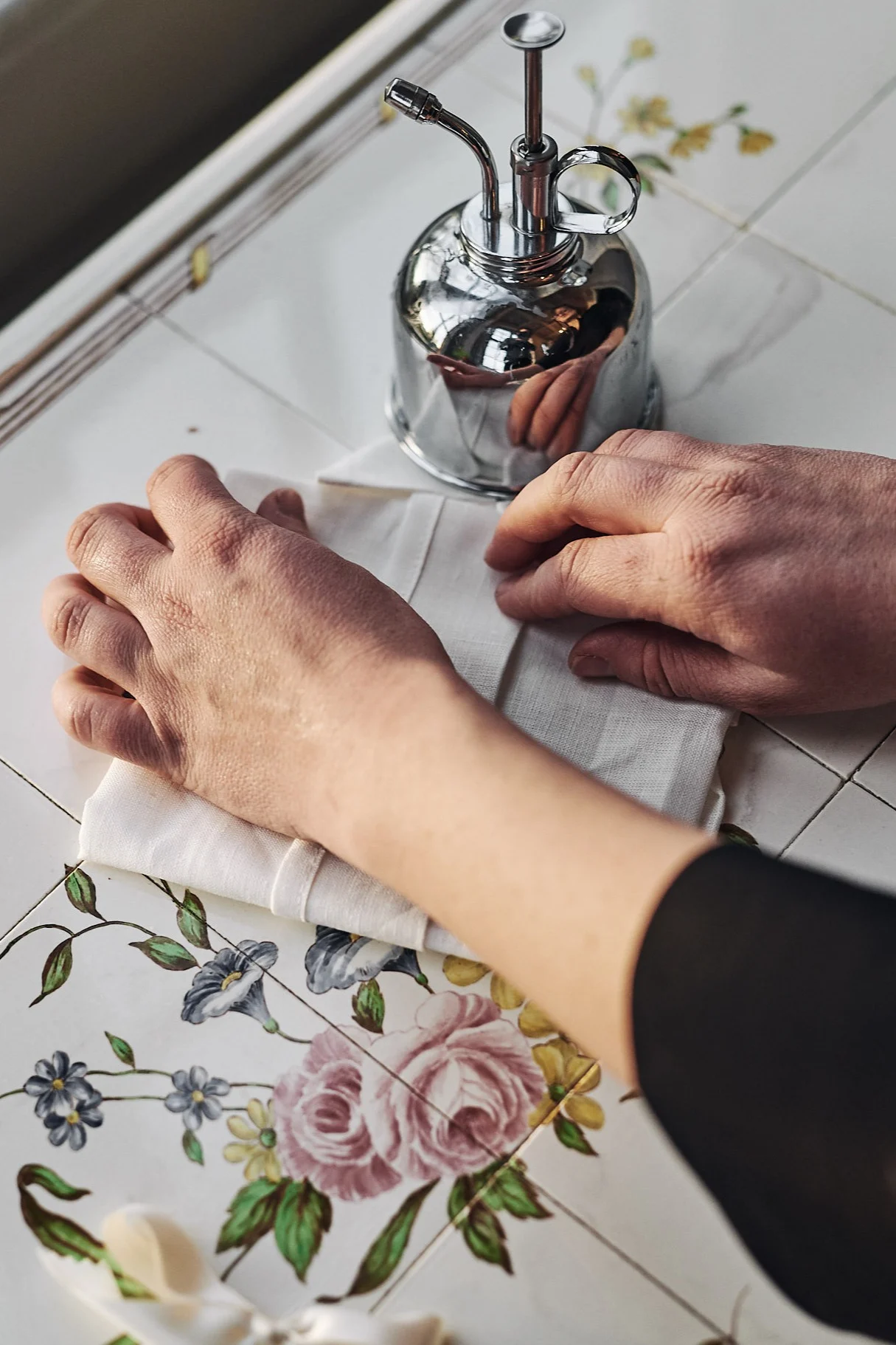 En serviett er brettet for å se ut som en skjorte med en sløyfe på.
 
