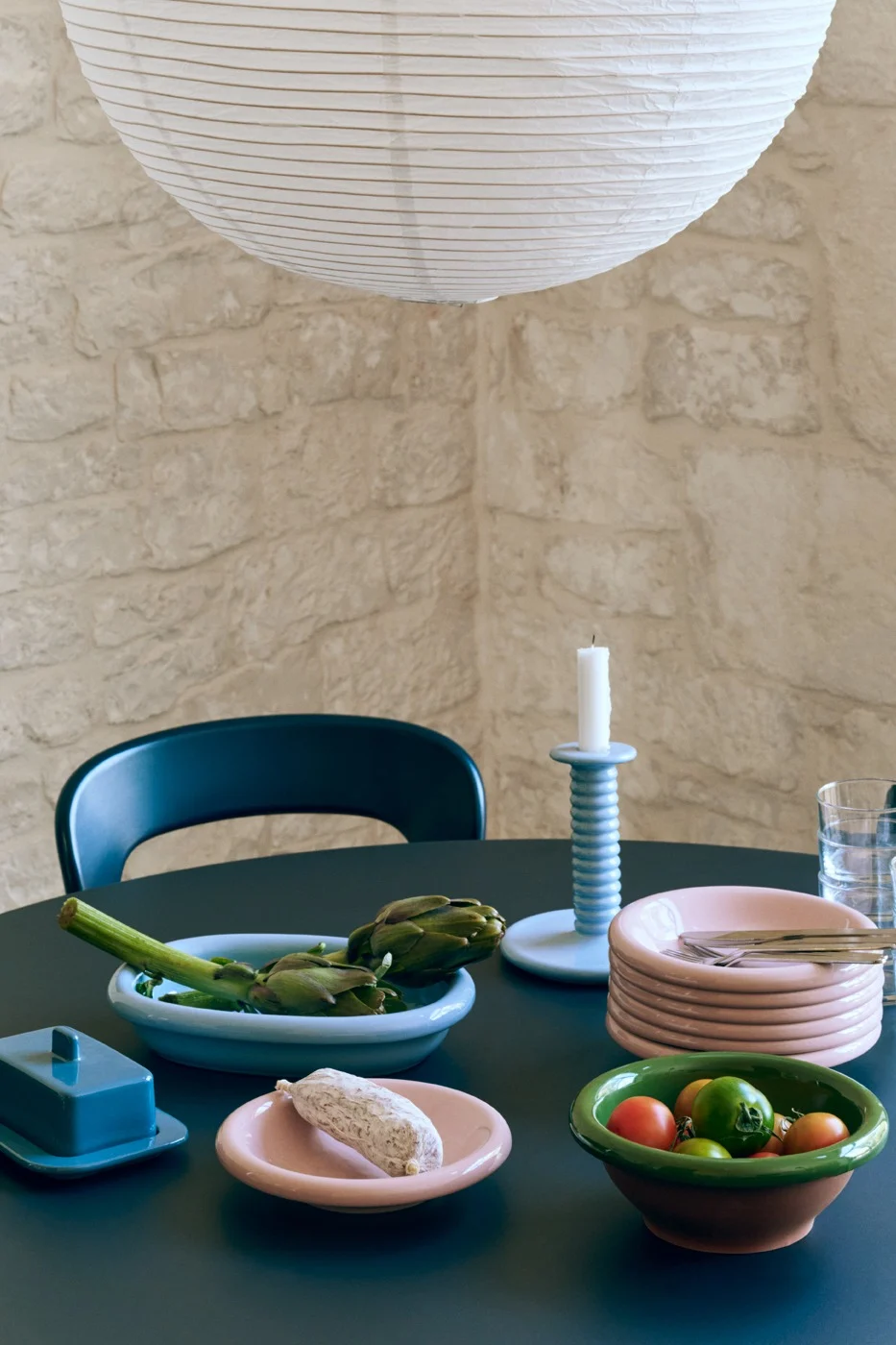 Et bord dekket med fargerikt servise som viser interiørtrender 2026.
