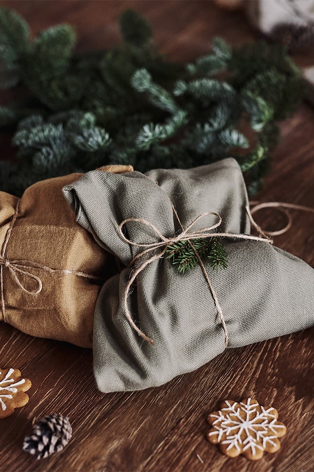 Julegaver som pakkes inn i kjøkkenhåndklær er perfekt for en mer miljøvennlig jul og gaveinnpakking.