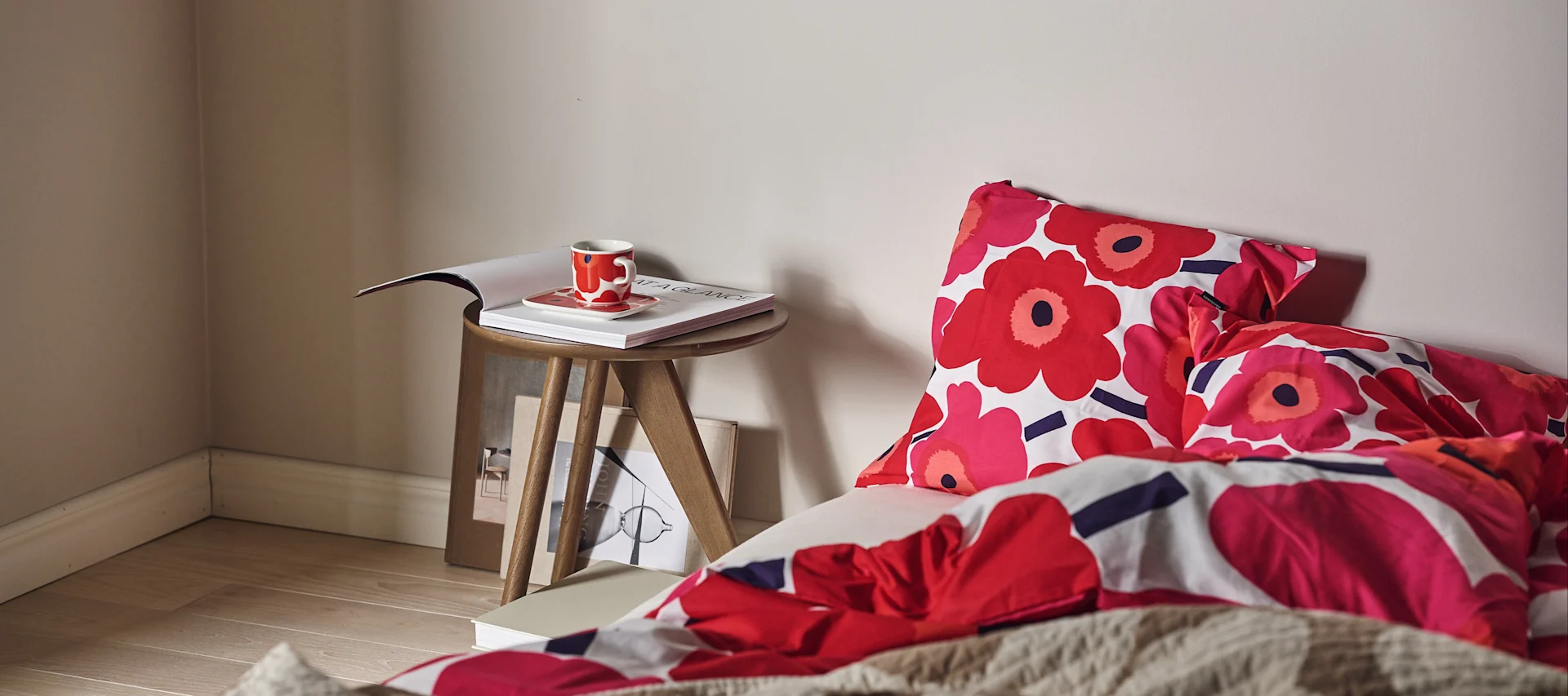 Bli kjent med finsk design - her ser du et soverom med Unikko-produkter fra Marimekko.