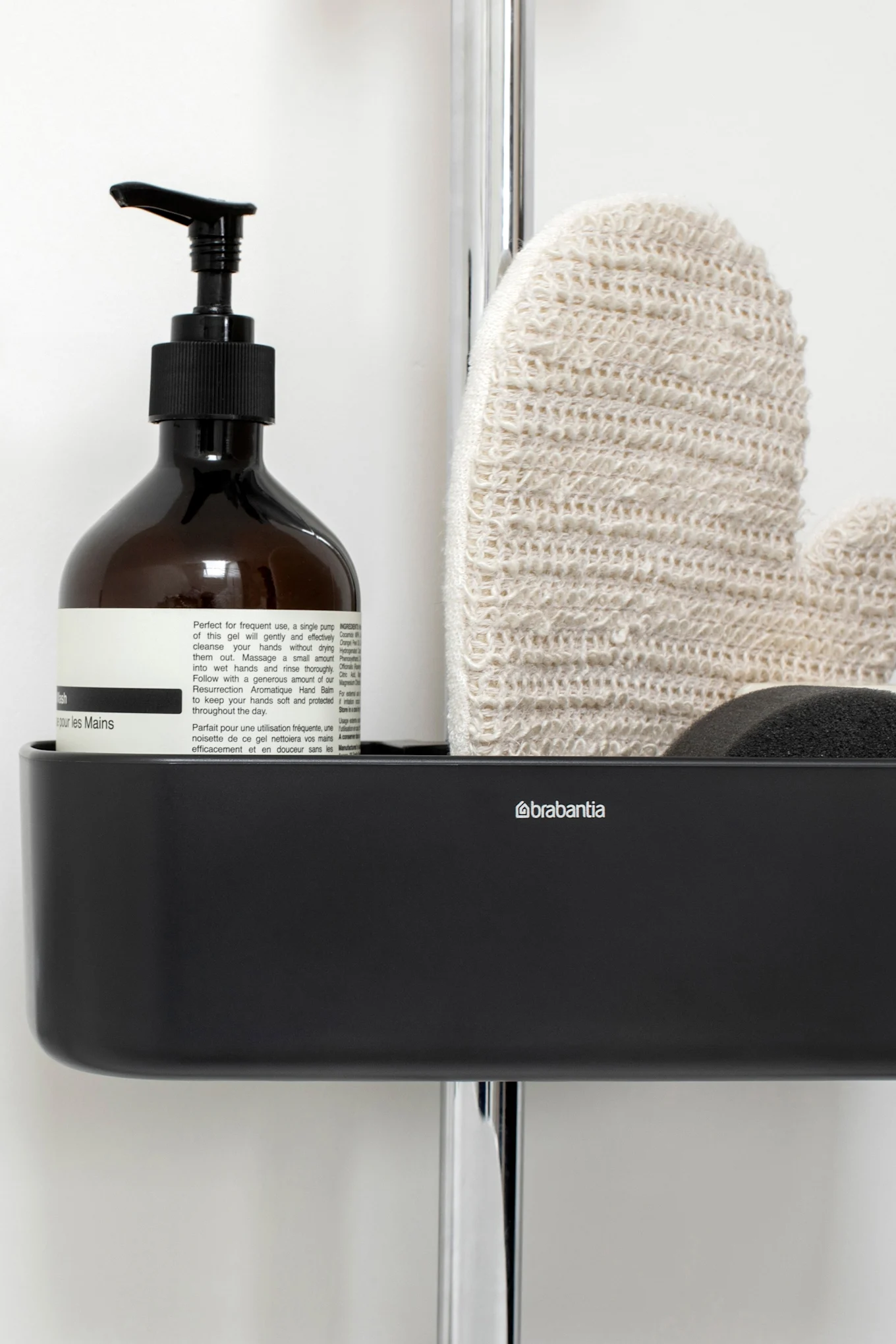 Praktiske ReNew dusjkurv fra Brabantia er perfekt oppbevaring å innrede lite bad med for å skape mer orden i dusjen.