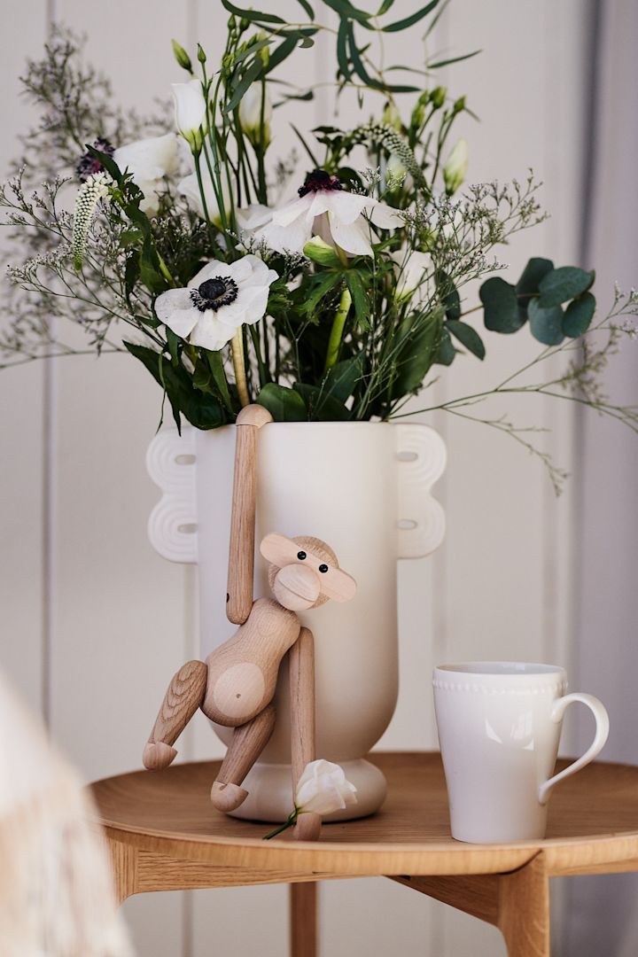 Gi bort en tidløs designgave som Kay Bojesen apen i lys eik som eksamensgave, bursdagsgave eller som dåpsgave. 