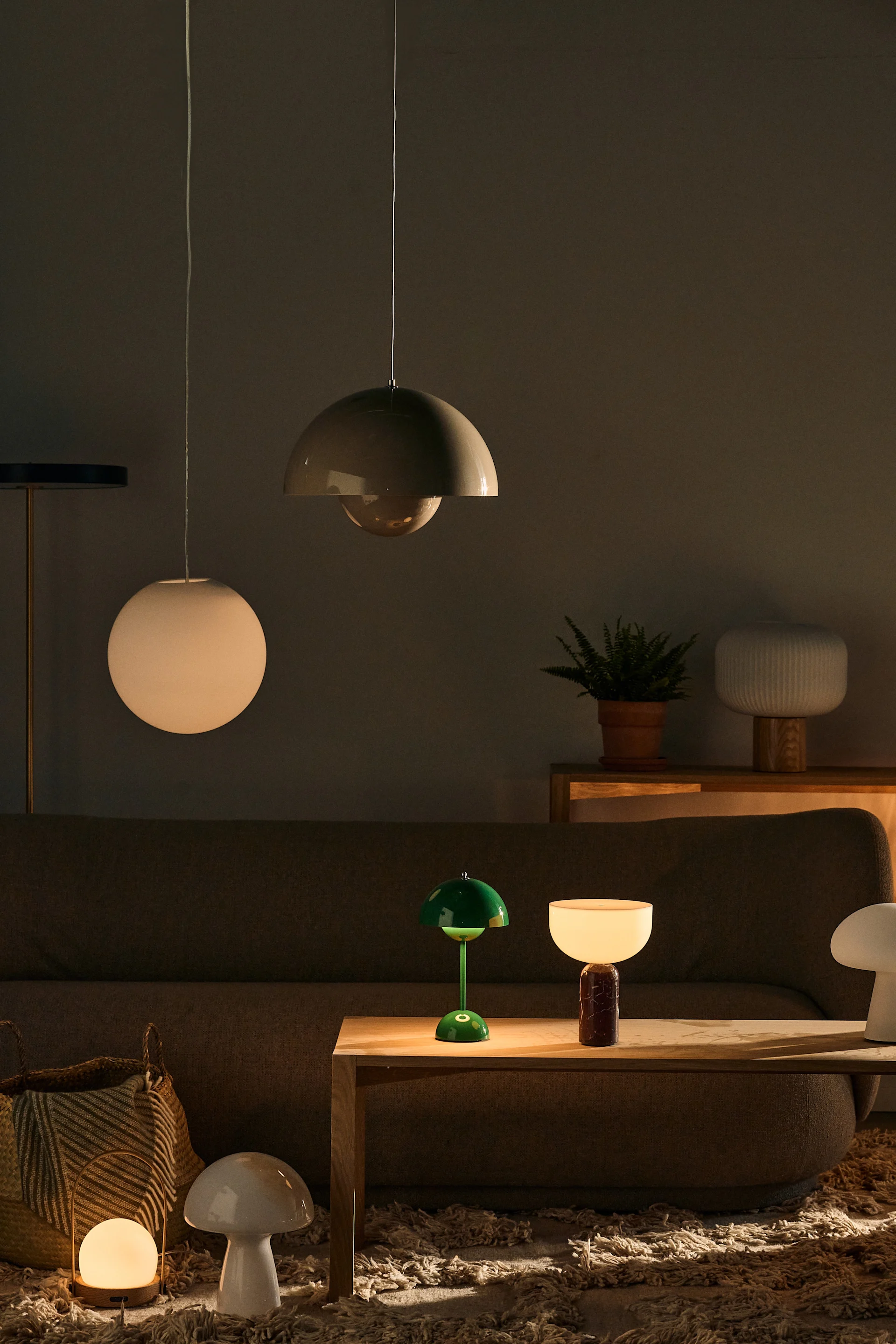 Taklampe stue - bildet viser forskjellige lamper i stuen, inkludert Luna taklampe som er en hvit globuslampe fra Design House Stockholm og Flowerpot taklampen fra &Tradition.