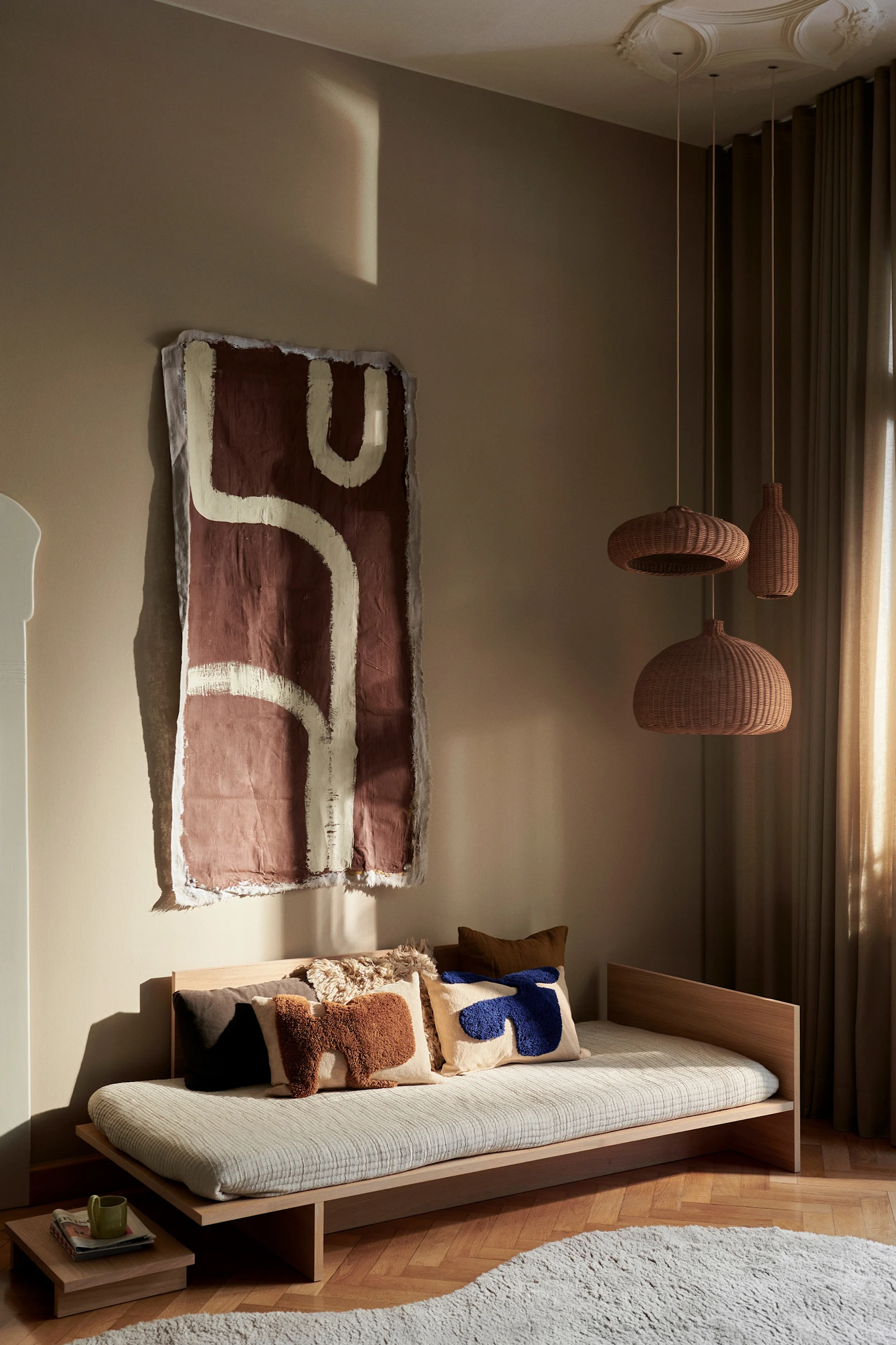 En stue i varme brune toner som skaper en lun og hyggelig atmosfære, og som gjenspeiler fargetrender 2026.
