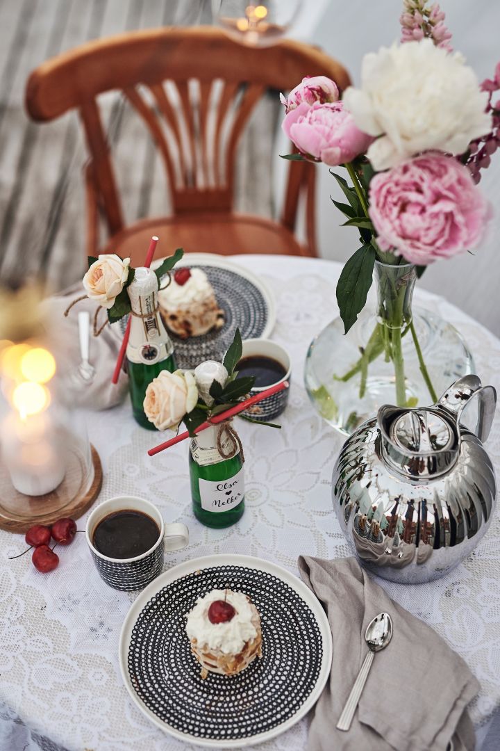 En romantisk kaffekos for to serveres under et bølgende paviljongtak på servise fra Marimekko.