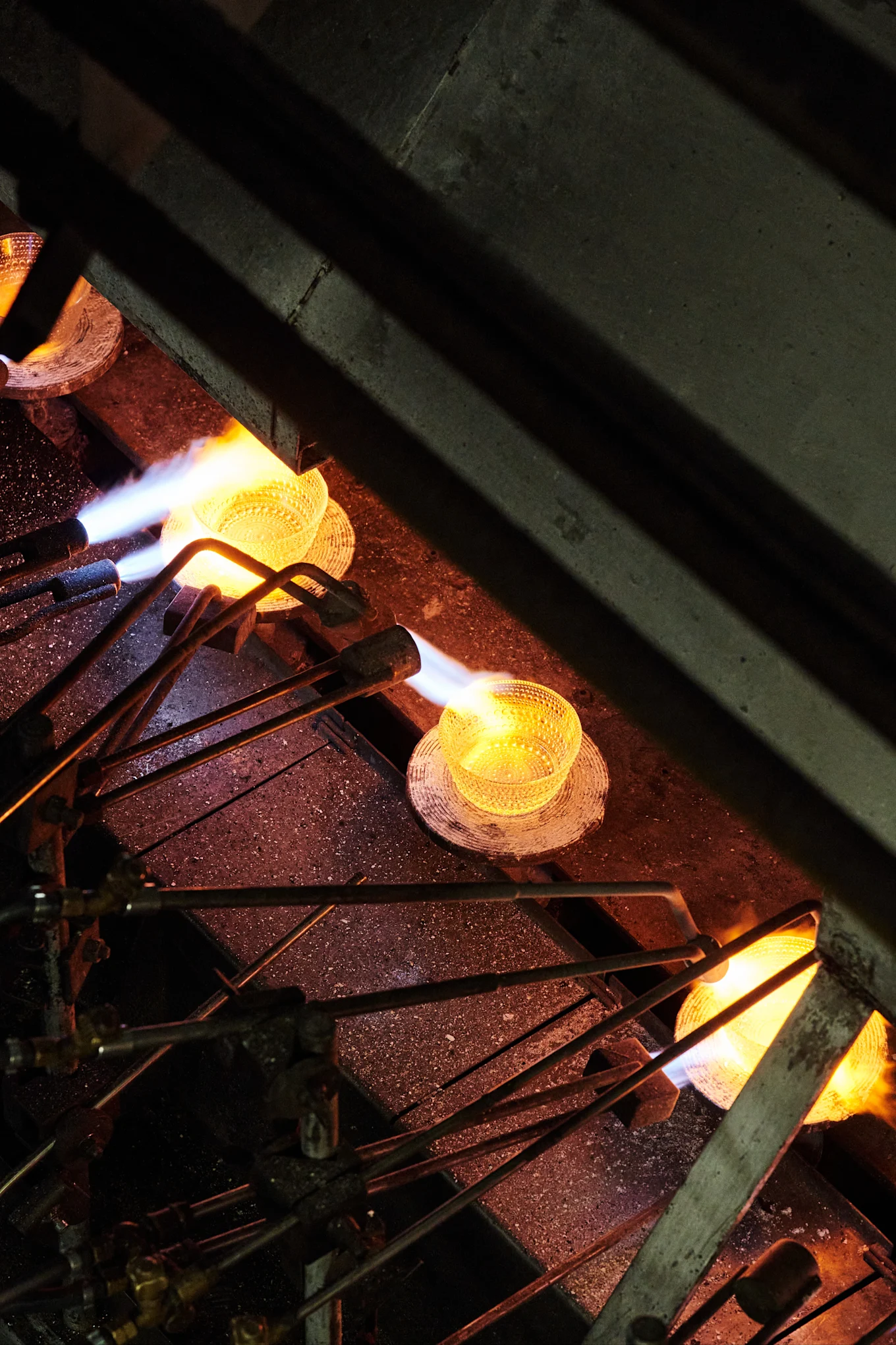 Kastehelmi-skåler produseres ved Iittala glassverk.