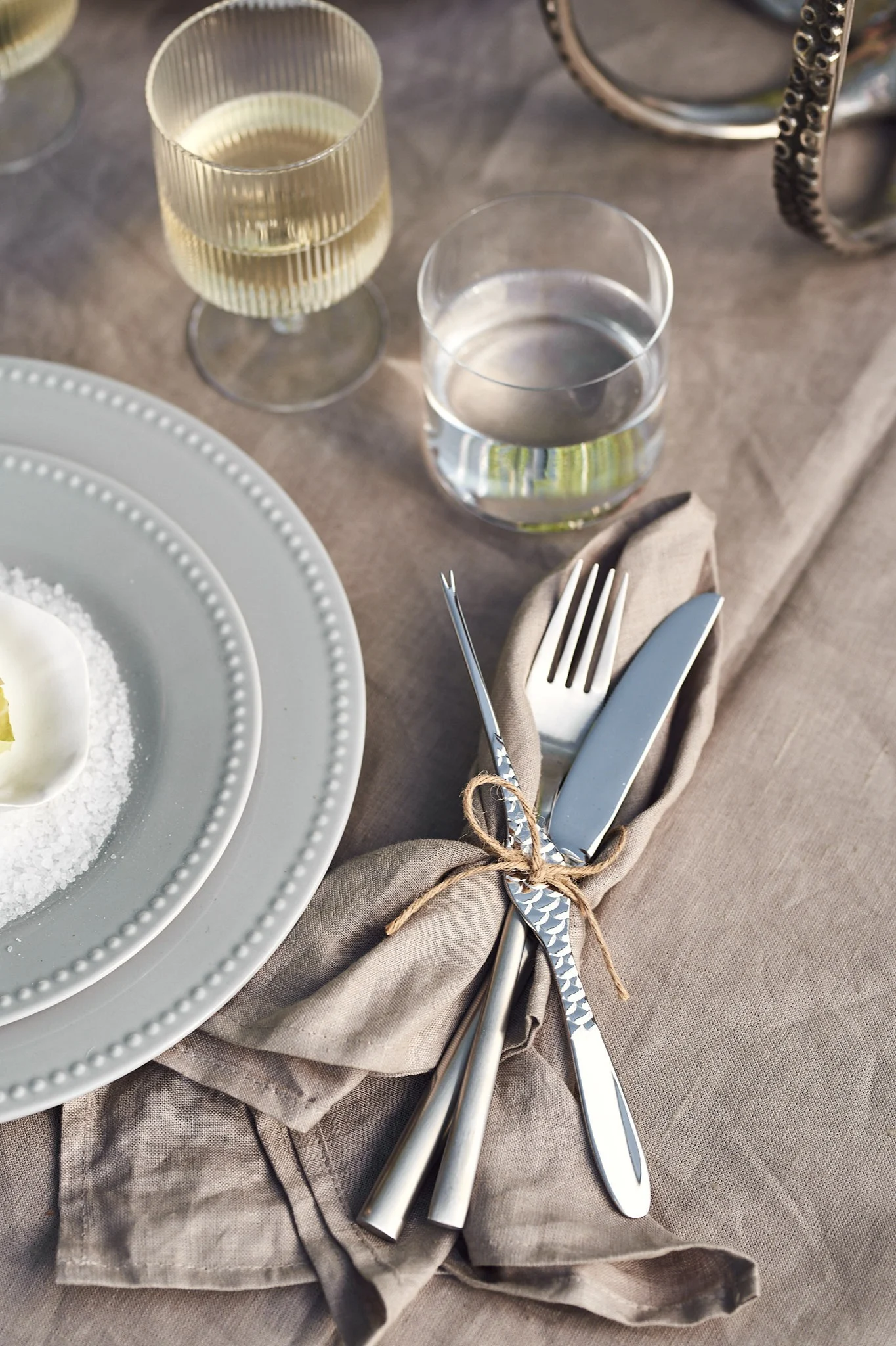 Borddekkingstips til en sjømatkveld eller krepsetallerken – bind bestikket sammen med servietten.
