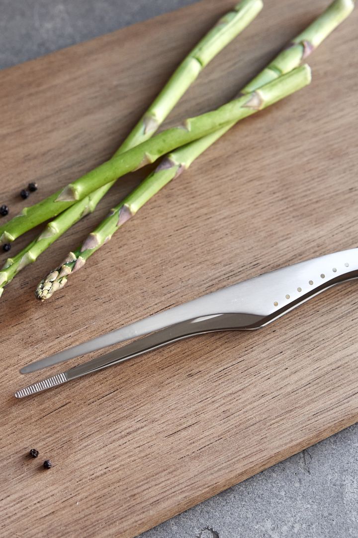 Forny kjøkkenet ditt med 11 smarte & fine kjøkkenting for enklere matlaging - her ser du stilige Global stekepinsett i rustfritt stål.