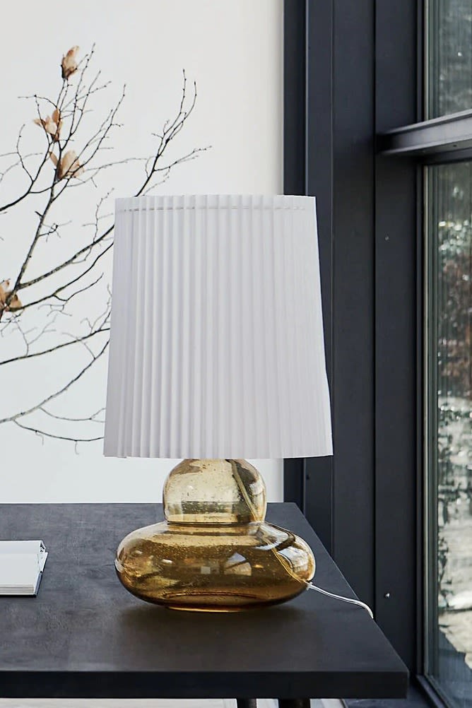 Ribe bordlampen fra House Doctor er et tips for en fargerik lampe med plissert lampeskjerm, den har en gul lampefot i avrundede former som blir en leken detalj.
