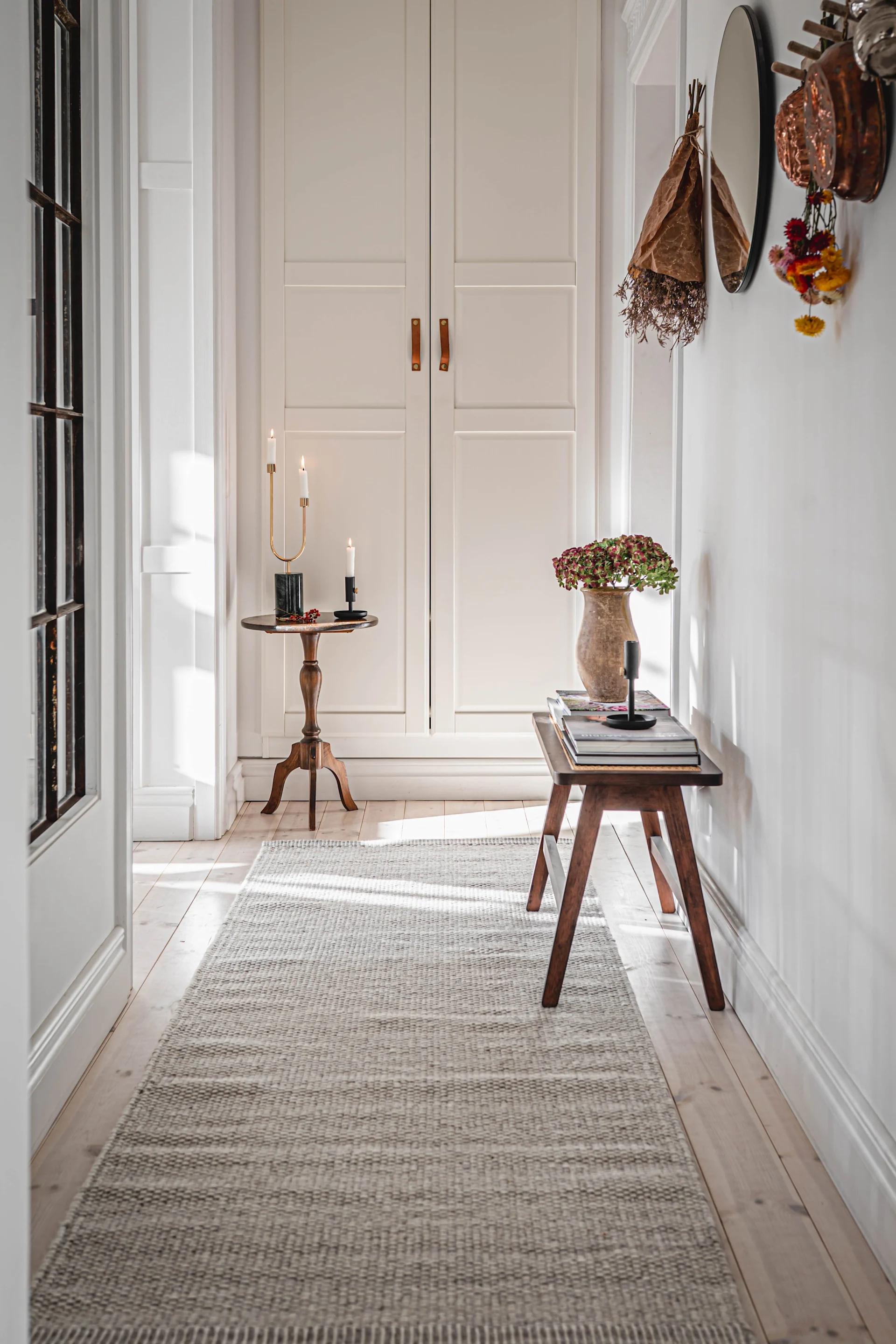 Neste tips er å dekorere en liten entre med Lea ullteppe fra Scandi Living, i samme nyanse som resten av innredningen din for å skape romfølelse. Foto: @hannesmauritzson