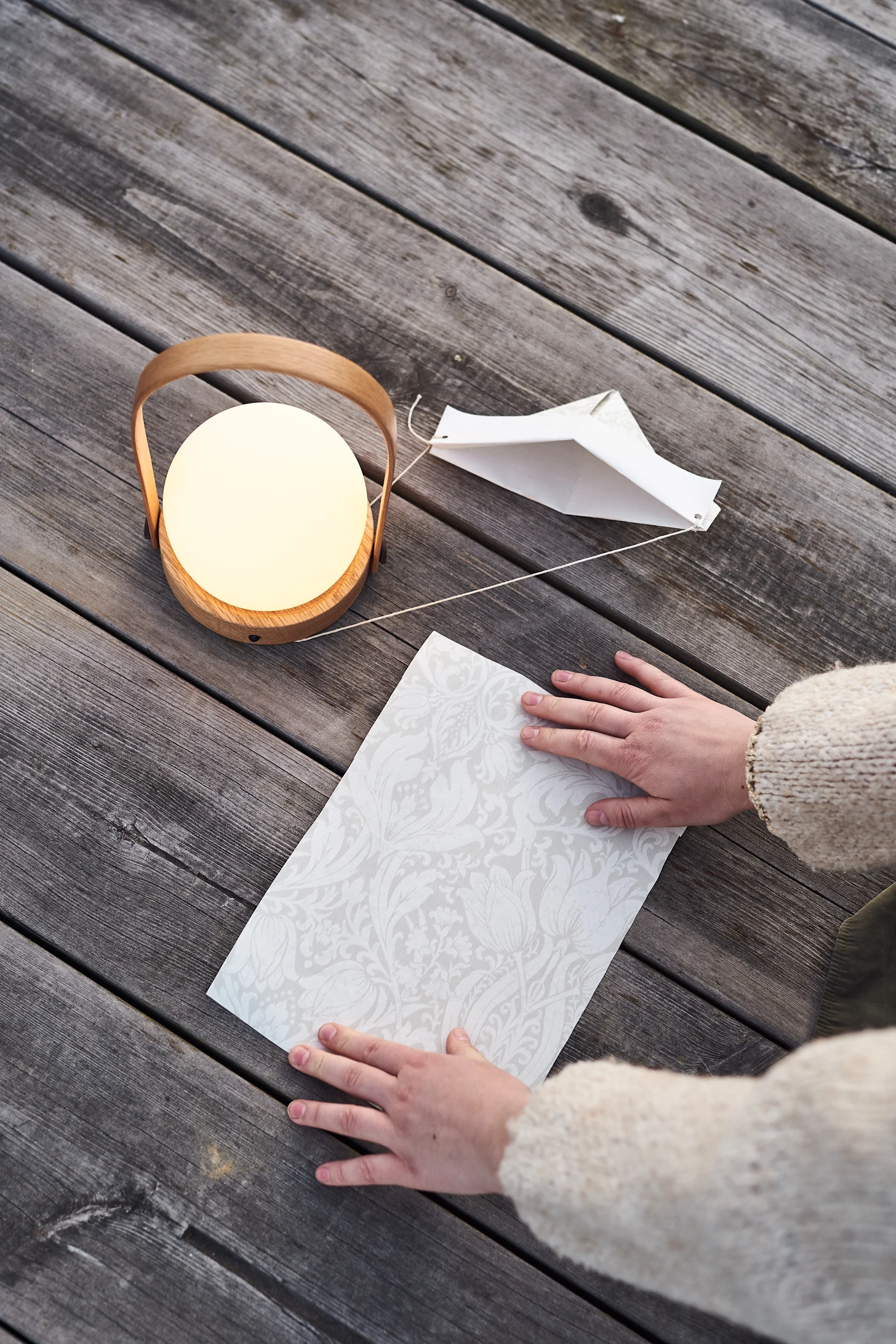 Steg 1 for å lage en DIY krepsehatt av gammel tapet til krepselaget.