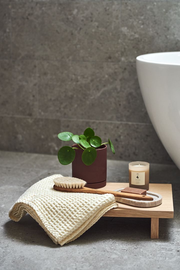 Duftlys, luksuriøse håndklær og fine såper er fine luksusdetaljer å innrede lite bad med som gir det lille ekstra.