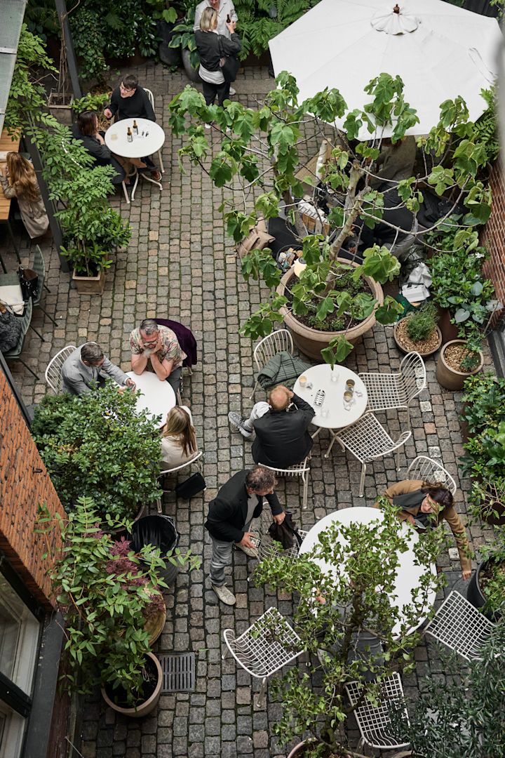 Stopp for en matbit i København. Her ser du et bilde av Lille Petra-kafeen på &Traditions showroom sett ovenfra.