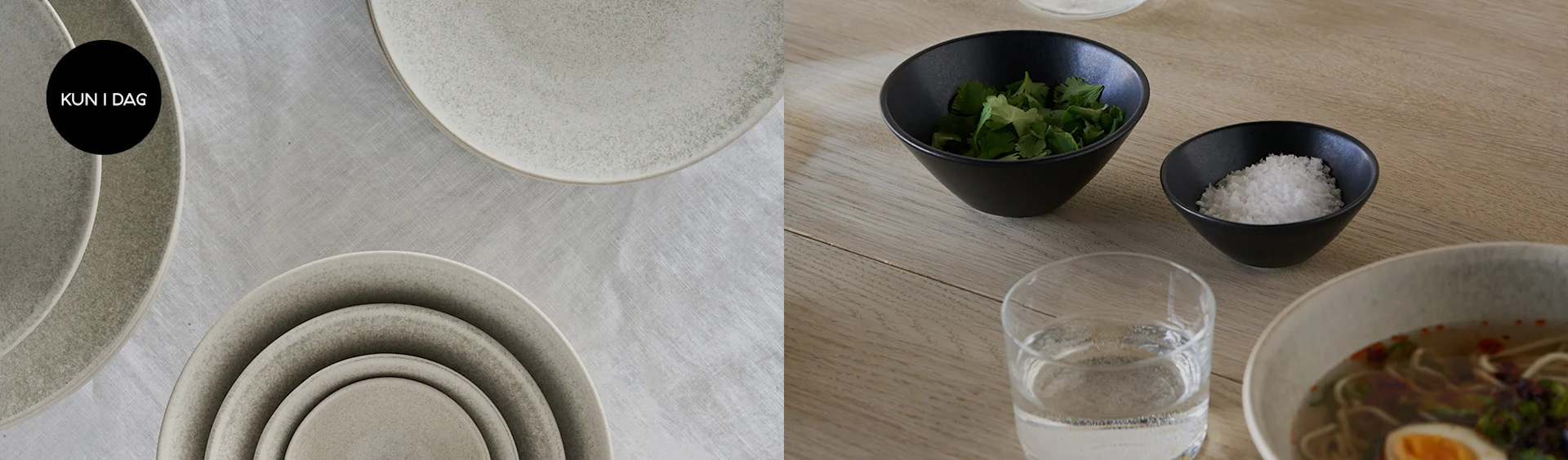 Stabel med beige, flekkete keramikkfat på en linduk, ved siden av ramen, urter, salt og vann på et trebord.