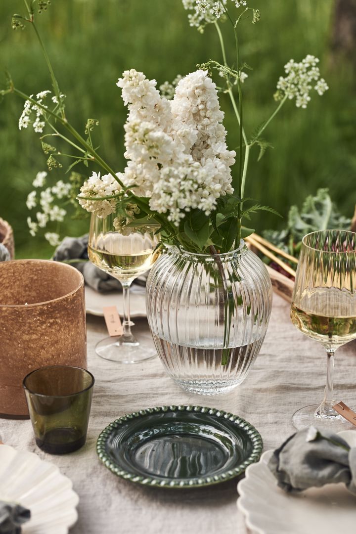 En borddekking til sommerfesten er ikke komplett uten fine blomster. Fyll Hammershøi vase fra Kähler med selvplukkede blomster som du kan sette på et dekket bord